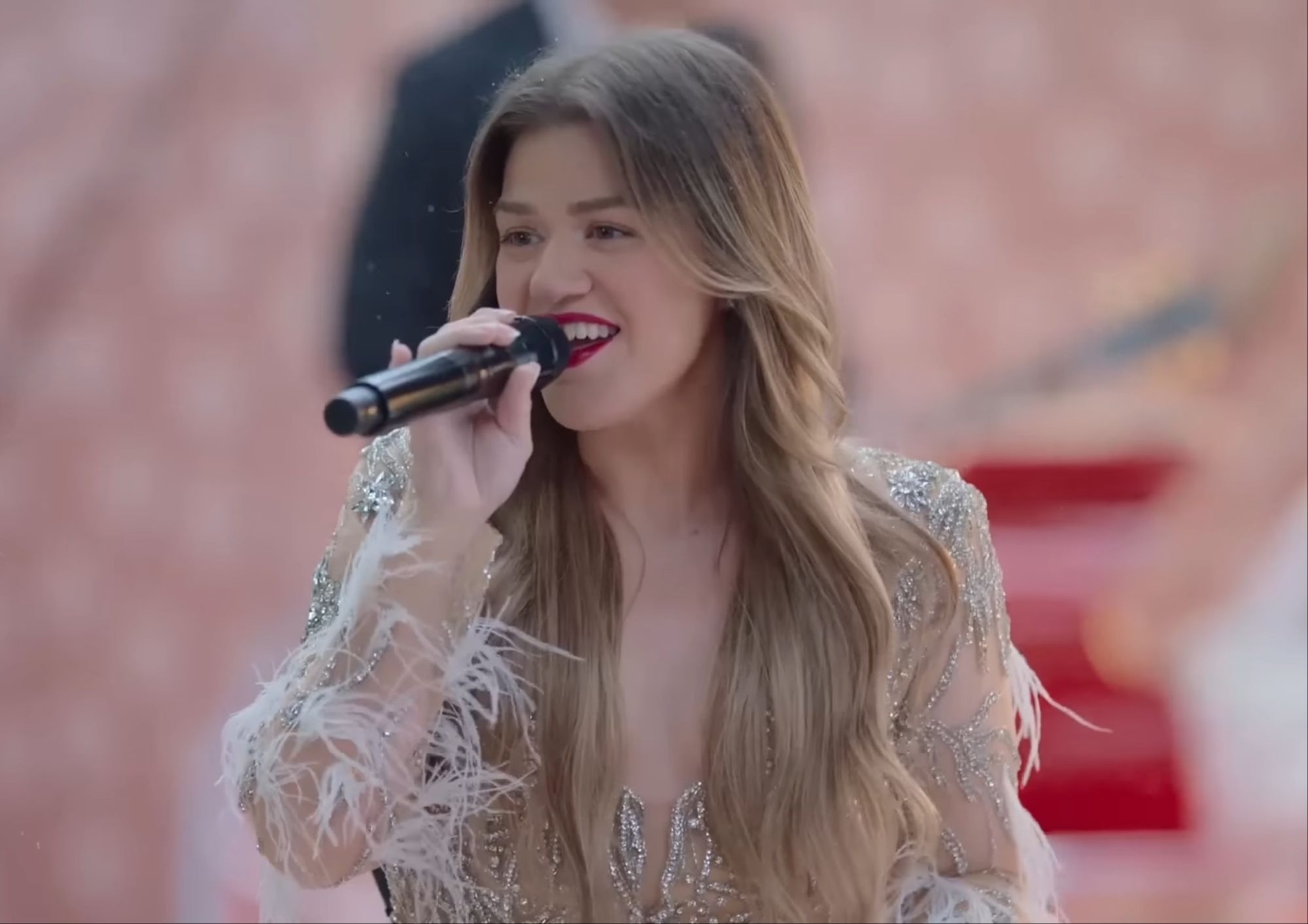 Kelly Clarkson Kicks Off Netflix’s NFL Christmas Gameday Coverage